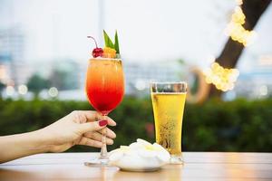 celebrazione della gente nel ristorante con birra e mai tai o mai thai - persone con uno stile di vita felice con un drink felice nel concetto di giardino foto