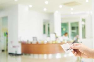 l'uomo tiene in mano la carta di coda mentre aspetta nella moderna area della reception foto