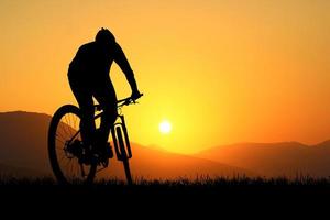 silhouette di mountain biker con splendide viste. concetto di esercizio in bicicletta foto