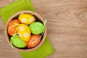 uova di Pasqua su fondo in legno