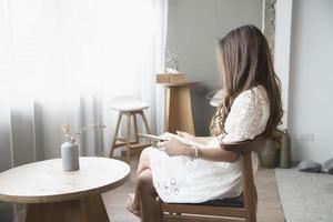 bella signora asiatica portriat in caffetteria - concetto di stile di vita donna felice foto