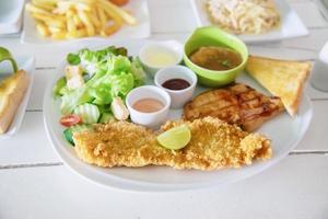 set pasto bistecca di pollo e maiale di pesce - cibo fresco pulito sul concetto di tavola foto