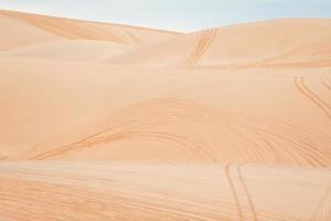 un bellissimo paesaggio, grezzo di cielo blu nel deserto, bellissimo paesaggio di dune di sabbia bianca, il popolare luogo di attrazione turistica di mui ne, vietnam. foto