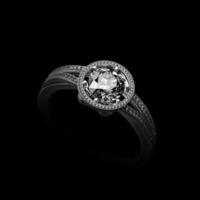 anello di diamanti isolato su sfondo nero. rendering 3d foto