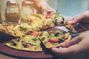 foto d'epoca di pizza con condimento vegetale colorato pronto per essere mangiato