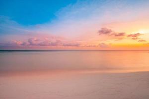 primo piano spiaggia di sabbia di mare. panorama panoramico della spiaggia. ispirare l'orizzonte del paesaggio marino della spiaggia tropicale. tramonto arancione e dorato cielo calma calma rilassante luce solare umore estivo. banner vacanza viaggio vacanza foto