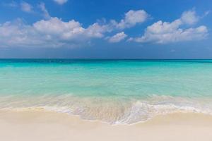 spiaggia tropicale, costa costiera. onde rilassanti che spruzzano nella laguna oceanica. scena della natura straordinaria, paesaggio esotico della spiaggia foto