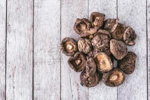 funghi shiitake secchi sulla tavola di legno. foto