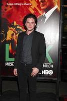 los angeles, 25 gennaio - il kit harrington arriva alla prima fortuna di los angeles della serie hbo al teatro cinese di grauman il 25 gennaio 2012 a los angeles, ca foto