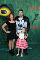 los angeles, 14 agosto - kelly baldwin, joey fatone, kloey fatone al kubo e la prima delle due corde all'amc universal citywalk il 14 agosto 2016 nella città universale, ca foto