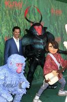 los angeles, 14 agosto - matthew mcconaughey, kubo, personaggi al kubo e la prima delle due stringhe all'amc universal citywalk il 14 agosto 2016 nella città universale, ca foto