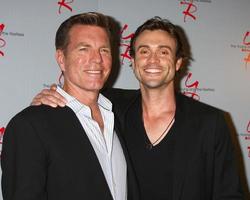 los angeles, 4 giugno - peter bregman, daniel goddard arriva alla tavola rotonda sag-aftra con il cast dei giovani e degli irrequieti presso la sede del sag-aftra il 4 giugno 2013 a los angeles, ca foto