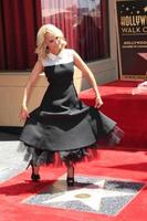 los angeles, 24 luglio - kristin chenoweth alla cerimonia della stella della passeggiata della fama di kristin chenoweth hollywood all'hollywood blvd il 24 luglio 2015 a los angeles, ca foto