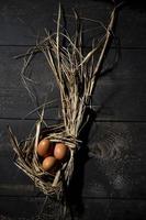 nido di pasqua, uova in paglia