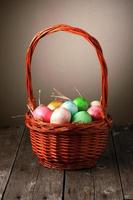 Merce nel carrello colorata delle uova di Pasqua