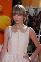 los angeles, 19 febbraio - taylor swift arriva alla prima di lorax all'anfiteatro gibson il 19 febbraio 2012 a los angeles, ca foto