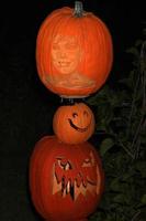 los angeles, 4 ottobre - kris jenner zucca scolpita all'aumento del jack o lanterne ai giardini di descanso il 4 ottobre 2014 in la canada flintridge, ca foto