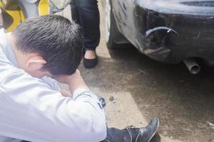 incidente di moto e auto con uomo ferito che guida una moto foto