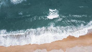 una veduta aerea del bellissimo mare e delle spiagge dell'isola di phuket. concetto di turismo di phuket e thailandia foto