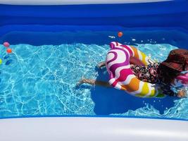 sfocatura sfocata della piscina blu per bambini. sfondo di dettagli d'acqua increspata. la superficie dell'acqua nel mare, sullo sfondo dell'oceano. sfondo della piscina. foto