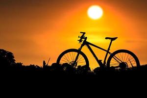 silhouette di mountain bike in una bellissima vista. concetto di ciclismo e avventura foto