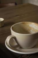 cappuccino in tazza rossa su legno cappuccino caffè in tazza su tavola di legno foto