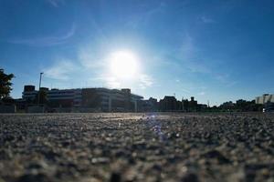 vista del drone ad alto angolo del centro di luton e della stazione ferroviaria, luton, inghilterra. luton è una città e un distretto con status di autorità unitaria, nella contea cerimoniale del bedfordshire foto