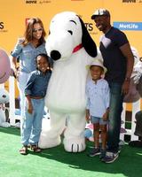 los angeles, 1 nov - sean patrick thomas, famiglia al film peanuts los angeles premiere al teatro del villaggio il 1 novembre 2015 a westwood, ca foto