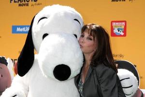 los angeles, 1 nov - snoopy, kate linder al film peanuts los angeles premiere al teatro del villaggio il 1 novembre 2015 a westwood, ca foto