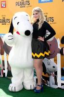 los angeles, 1 nov - meghan trainor, snoopy al film peanuts los angeles premiere al teatro del villaggio il 1 novembre 2015 a westwood, ca foto