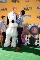 Los angeles, nov 1 - christopher gorham, famiglia, amico al film peanuts los angeles premiere al teatro del villaggio il 1 novembre 2015 a westwood, ca foto