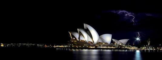 un fulmine colpisce il teatro dell'opera di Sydney foto