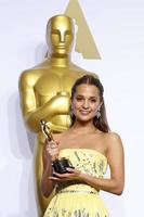 los angeles, 28 febbraio - alicia vikander all'88° premio annuale dell'accademia, sala stampa al teatro dolby il 28 febbraio 2016 a los angeles, ca foto