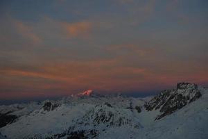 tramonto di neve in montagna foto