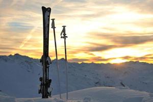 montagna neve sci tramonto foto