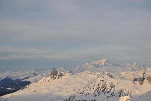 tramonto di neve in montagna foto