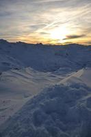 tramonto di neve in montagna foto