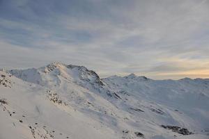 tramonto di neve in montagna foto