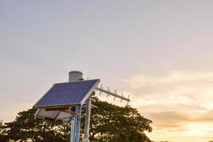 antenna a celle solari, concetto di energia pulita foto