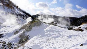 noboribetsu onsen montagna di neve e la nebbia d'inverno foto