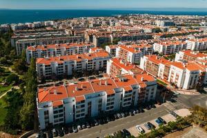 vista aerea del drone del quartiere residenziale di oeiras nella grande lisbona, in portogallo foto