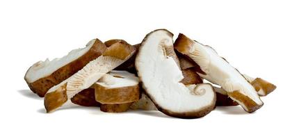 funghi shiitake affettati isolati su sfondo bianco foto