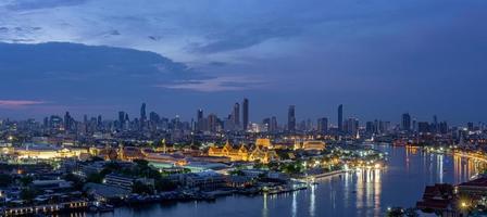 alto edificio per uffici nel centro della città di bangkok. all'alba, la luce del cielo è blu e arancione. foto