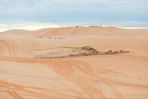 un bellissimo paesaggio, grezzo di cielo blu nel deserto, bellissimo paesaggio di dune di sabbia bianca, il popolare luogo di attrazione turistica di mui ne, vietnam. foto