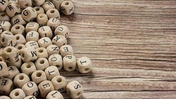 alfabeti sul cubo di legno per il concetto di istruzione o comunicazione foto