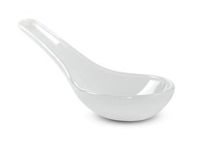 cucchiaio di ceramica isolato su sfondo bianco, include un tracciato di ritaglio foto