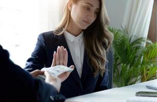 una giovane donna asiatica professionista e di successo, avvocato o consulente legale aziendale, si rifiuta di accettare una tangente. concetto di lotta alla corruzione. foto