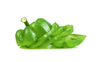 peperone dolce tritato verde isolato su priorità bassa bianca foto