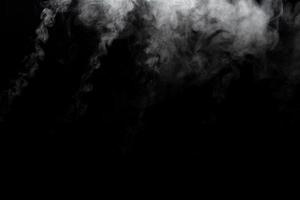 polvere astratta o effetto fumo isolato su sfondo nero foto