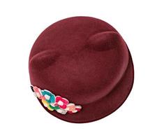 cappello rosso con fiore isolato su sfondo bianco, vista dall'alto foto
